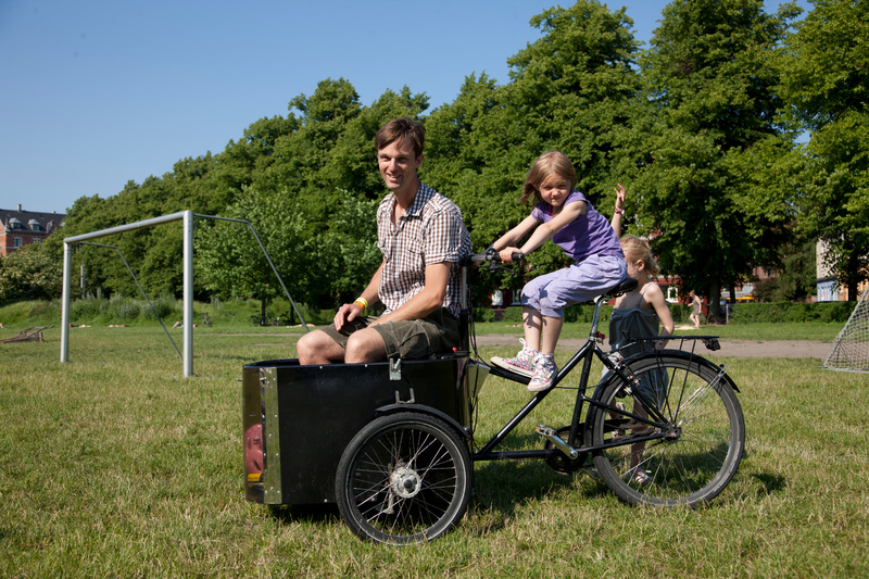 7756_Father and Children on Trike, Bike Culture_Nicolai Perjesi